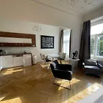 River View Manes *